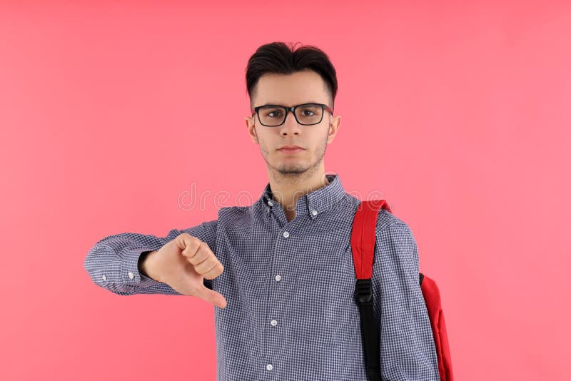 Estudante masculino com mochila rosa fotografia de stock
