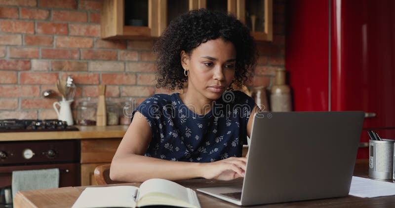 Estudante negra aprende on-line usando informações de gravação de laptop