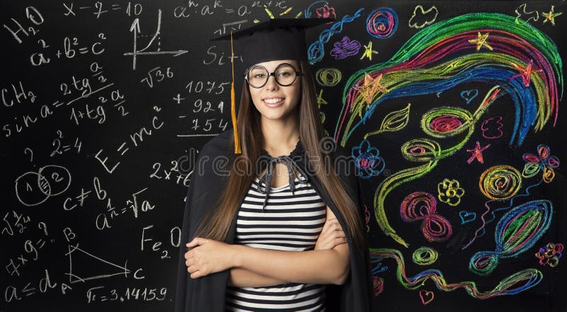 Estudante no chapéu da graduação do barrete, jovem mulher que aprende a matemática