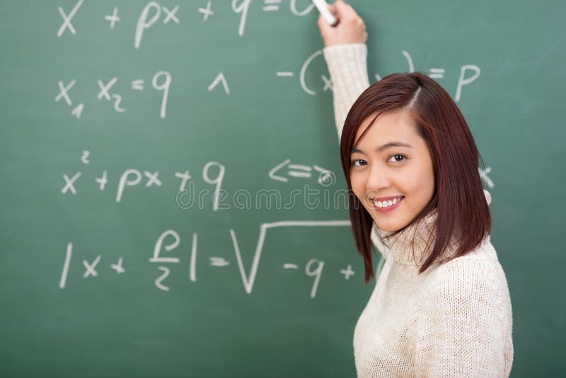 Estudante ou professor novo de sorriso que fazem matemáticas imagem de stock royalty free Estudante ou professor novo de sorriso que fazem matemáticas imagem de stock royalty free