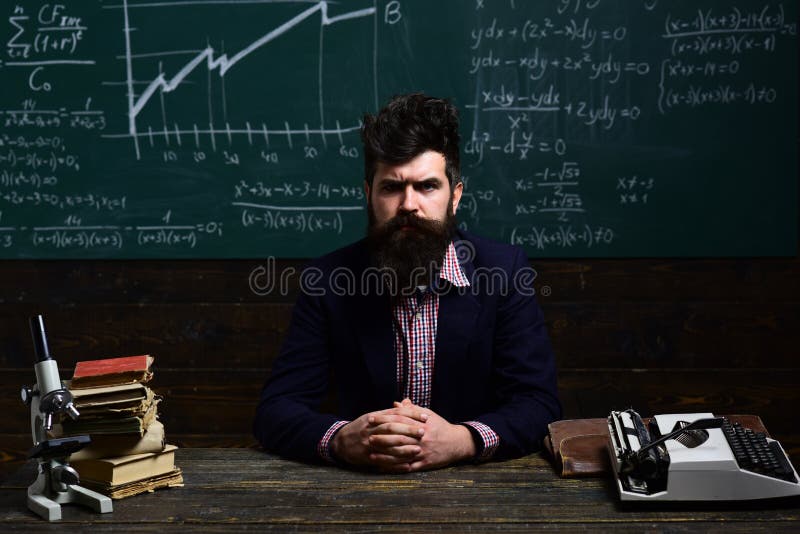Estudante que estuda cursos em linha com computador O professor tem seu próprio amor de aprender o professor inspira estudantes c imagem de stock Estudante que estuda cursos em linha com computador O professor tem seu próprio amor de aprender o professor inspira estudantes c imagem de stock