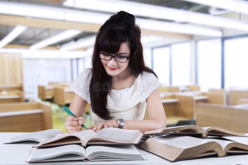 Estudante que estuda na sala de leitura