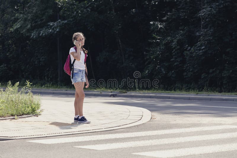 Dois Peões Que Atravessam a Estrada Com Uma Nova Marca Branca Amarelada De  Um Peão Que Atravessa a Via Pública Conceito De Seguran Imagem de Stock -  Imagem de amarelo, estrada: 231889151