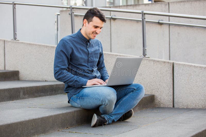 Estudante que usa o port?til fotografia de stock Estudante que usa o port?til fotografia de stock