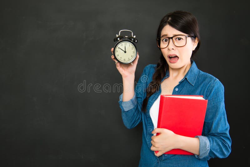 Estudante universitário asiática sobre o sono estará atrasada imagem de stock Estudante universitário asiática sobre o sono estará atrasada imagem de stock