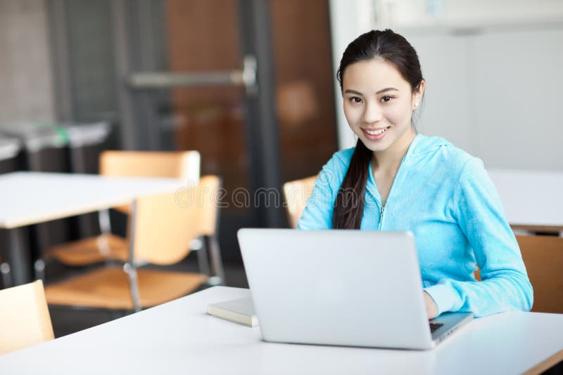 Estudante universitário asiático imagem de stock royalty free Estudante universitário asiático imagem de stock royalty free