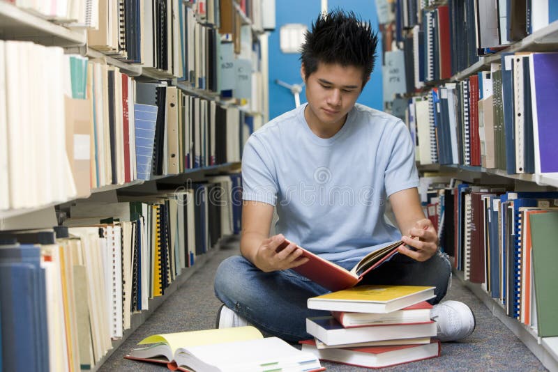 Estudante universitário que trabalha na biblioteca