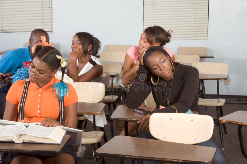 Estudantes de Highschool que sujam na classe durante a ruptura imagens de stock royalty free Estudantes de Highschool que sujam na classe durante a ruptura imagens de stock royalty free