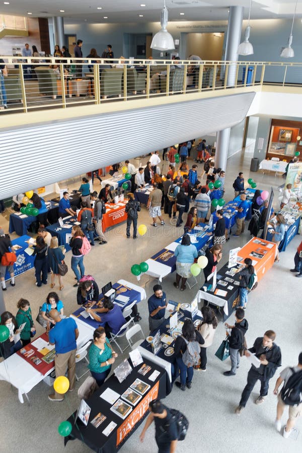 Alunos e Representantes de Universidades na Feira de Transferências Universitárias fotos de stock royalty free