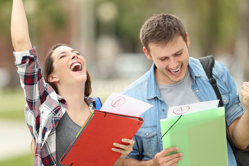 Estudantes entusiasmado com exames aprovados imagem de stock Estudantes entusiasmado com exames aprovados imagem de stock