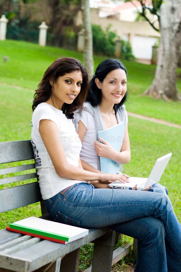 Estudantes fêmeas imagens de stock Estudantes fêmeas imagens de stock