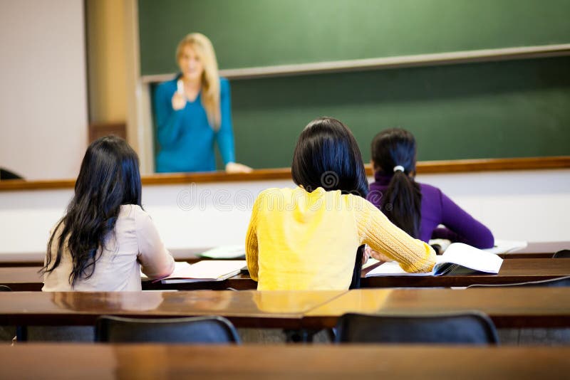 Estudantes na sala de aula foto de stock Estudantes na sala de aula foto de stock