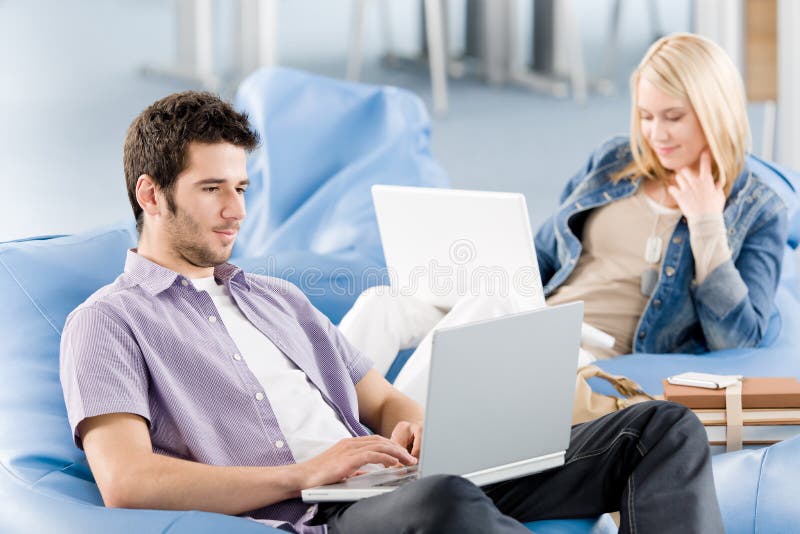 Estudantes novos na High School que trabalha no portátil imagens de stock royalty free Estudantes novos na High School que trabalha no portátil imagens de stock royalty free