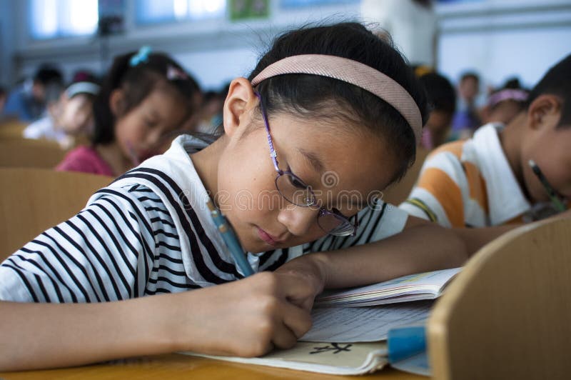 Alunos a fazer os trabalhos de casa foto de stock