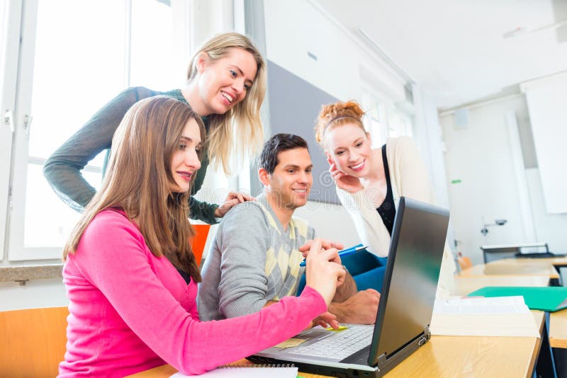 Estudantes universitário na aprendizagem dos trabalhos de equipa imagens de stock royalty free Estudantes universitário na aprendizagem dos trabalhos de equipa imagens de stock royalty free