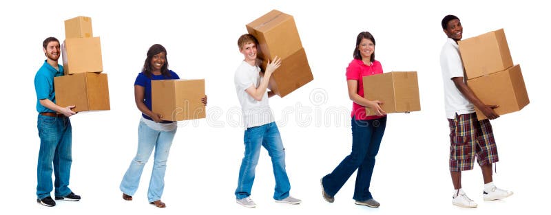 Estudantes universitário ou amigos que movem caixas