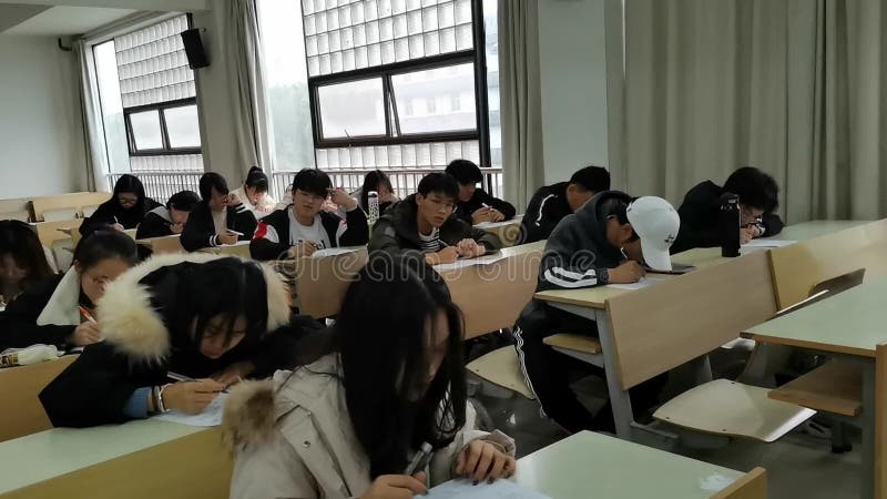 Estudantes universitários chineses durante um exame de inglês na China