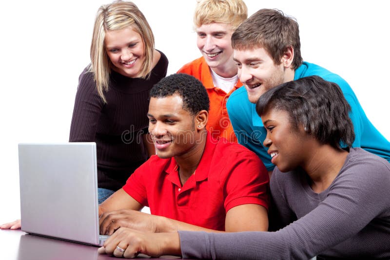 Estudantes universitários Multi-racial por um computador imagem de stock royalty free Estudantes universitários Multi-racial por um computador imagem de stock royalty free