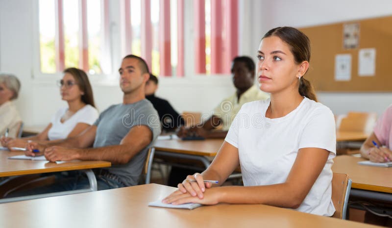 Estudantes universitários participantes em cursos de formação avançada no auditório imagem de stock