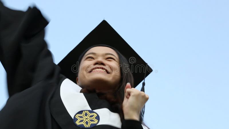 Estudantes universitários se preparando para a graduação