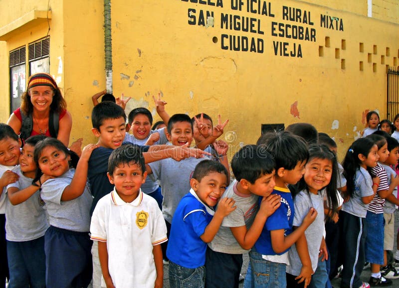 Estudantes vívidos em Guatemala rural