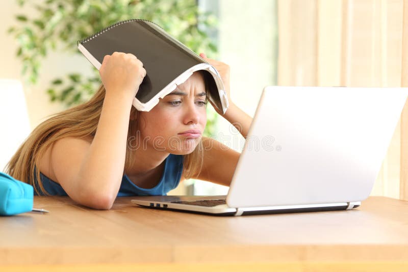 Estudiante aburrido que hace la preparación imagen de archivo libre de regalías
