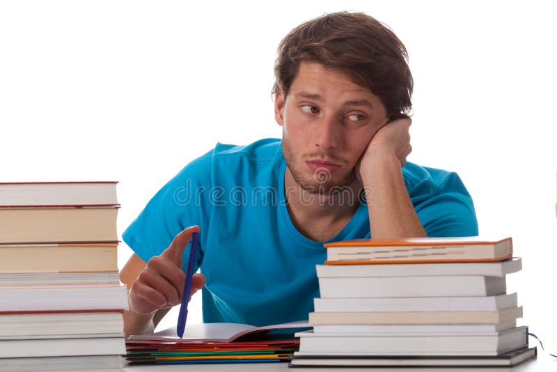 Estudiante aburrido que se sienta en biblioteca fotos de archivo