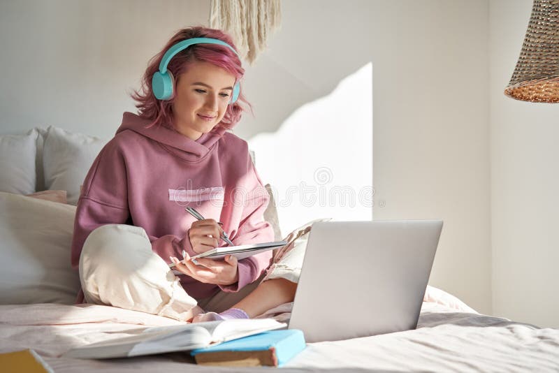 Estudiante adolescente con hipster y vello rosado aprendiendo en webinar en línea sobre cama.