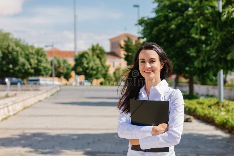 Estudiante adulto feliz posa mirando la cámara en el concepto de universitarios universitarios, universitarios y estudiantes de la imagen de archivo libre de regalías