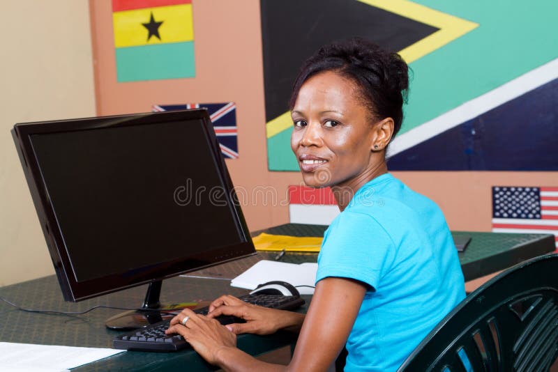 Estudiante adulto que usa el ordenador imagenes de archivo Estudiante adulto que usa el ordenador imagenes de archivo