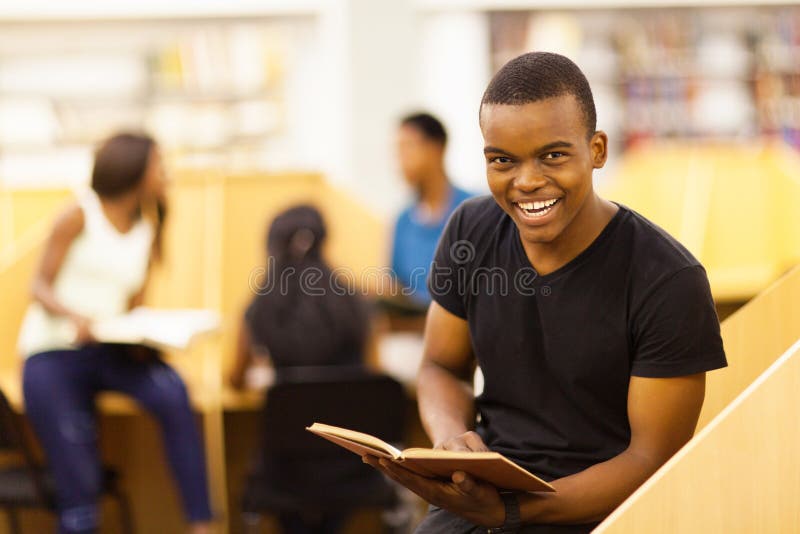 Estudiante africano masculino fotografía de archivo libre de regalías Estudiante africano masculino fotografía de archivo libre de regalías