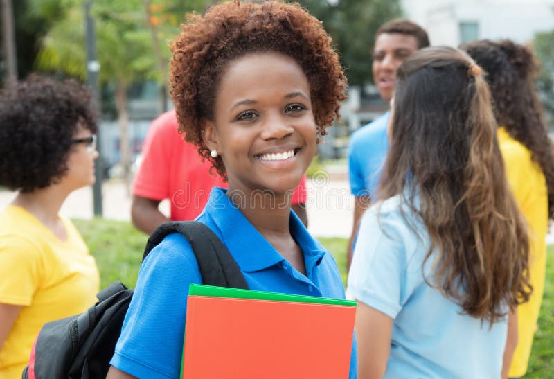 Estudiante afroamericano acertado con el grupo grande de i imagenes de archivo Estudiante afroamericano acertado con el grupo grande de i imagenes de archivo