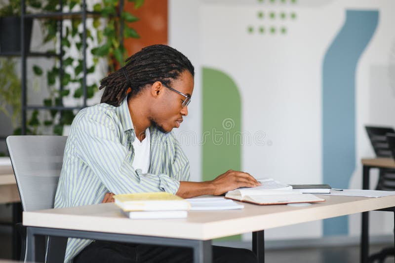 Estudiante afroamericano de medicina centrado en estudiar imagenes de archivo