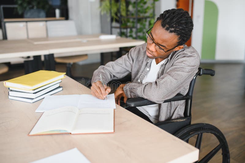 Estudiante afroamericano en silla de ruedas imágenes de archivo libres de regalías