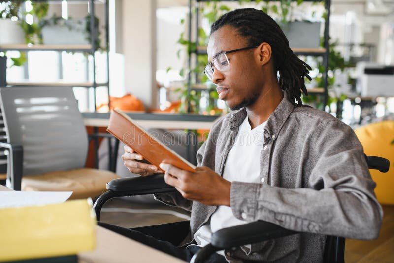 Estudiante afroamericano en silla de ruedas fotografía de archivo