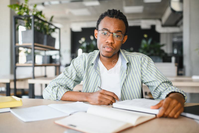 Estudiante afroamericano enfocado fotografía de archivo