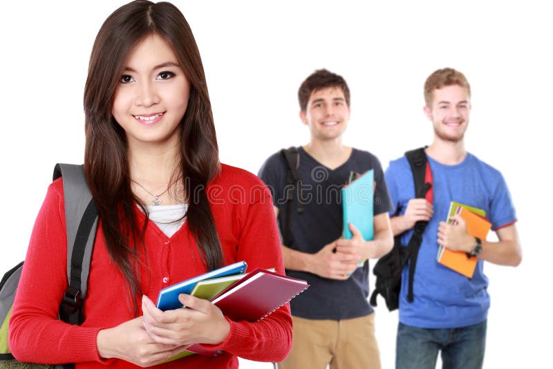 Estudiante bastante joven que usa la mochila
