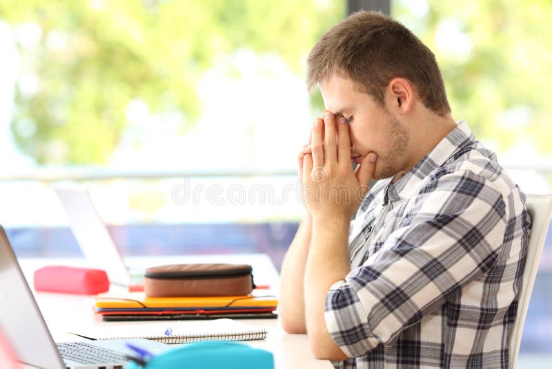 Estudiante cansado solo en un aula foto de archivo libre de regalías