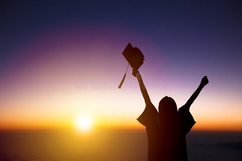 Estudiante Celebrating Graduation que mira la luz del sol