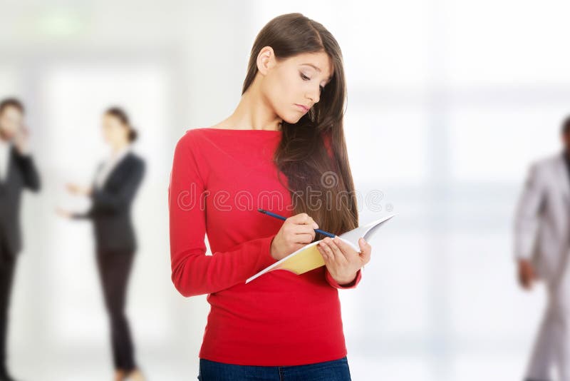 Estudiante con el cuaderno foto de archivo libre de regalías Estudiante con el cuaderno foto de archivo libre de regalías