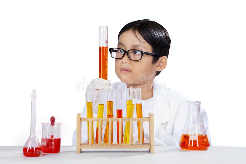 Estudiante curioso que hace el experimento químico imagenes de archivo Estudiante curioso que hace el experimento químico imagenes de archivo