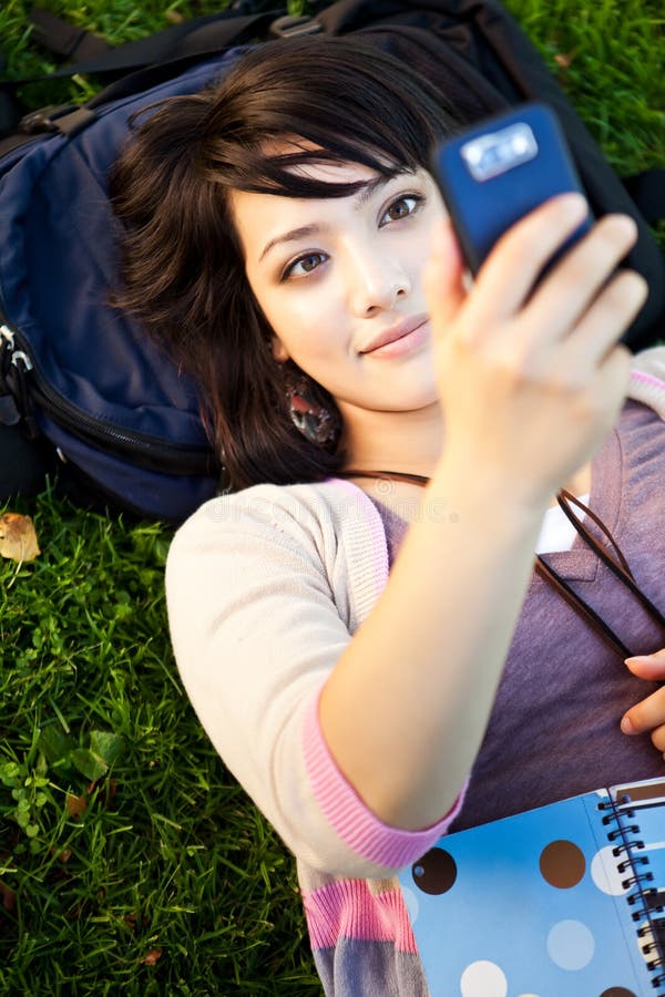 Estudiante de la raza mezclada texting imágenes de archivo libres de regalías Estudiante de la raza mezclada texting imágenes de archivo libres de regalías
