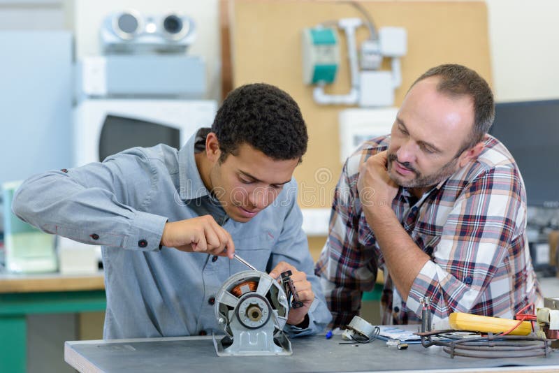 Estudiante de laboratorio con profesor imagenes de archivo