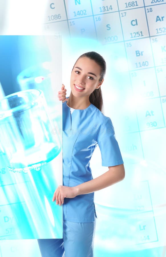 Estudiante de medicina con el cartel en blanco en el fondo blanco imágenes de archivo libres de regalías Estudiante de medicina con el cartel en blanco en el fondo blanco imágenes de archivo libres de regalías