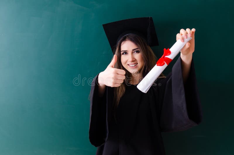Estudiante de tercer ciclo de sexo femenino delante del tablero verde imagenes de archivo Estudiante de tercer ciclo de sexo femenino delante del tablero verde imagenes de archivo