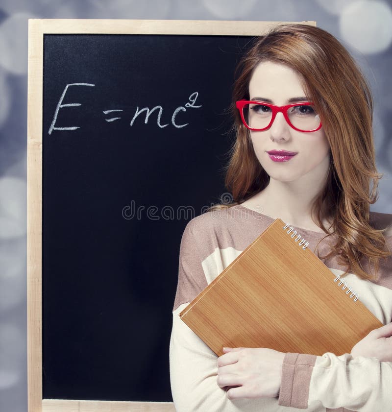 Estudiante del Redhead cerca de la pizarra. imágenes de archivo libres de regalías