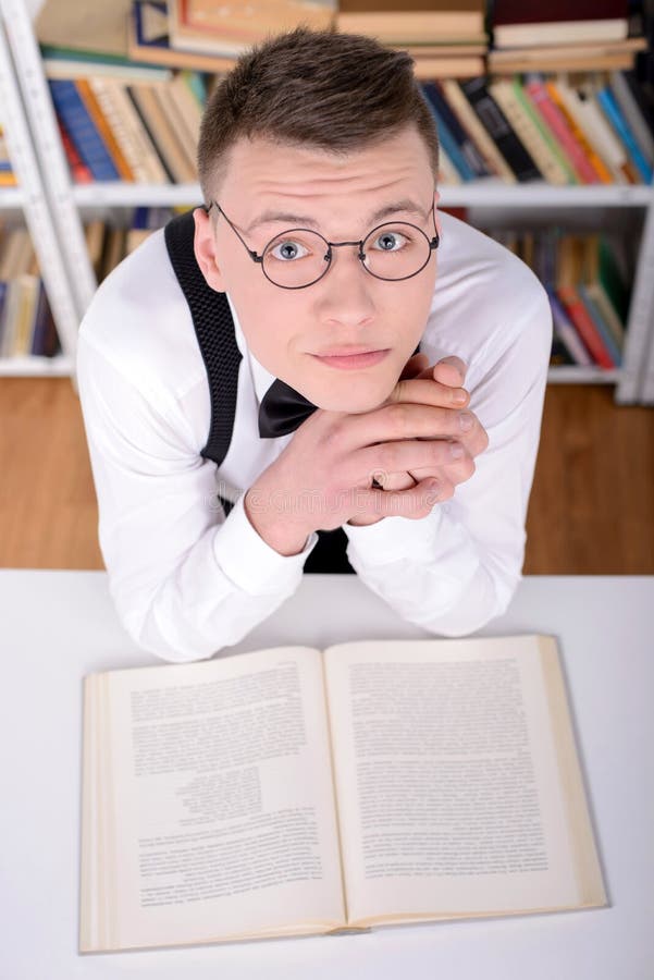 Estudiante inteligente foto de archivo. Imagen de conceptos 40147922