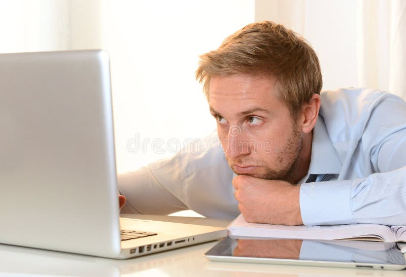 Estudiante joven aburrido en el trabajo imagenes de archivo Estudiante joven aburrido en el trabajo imagenes de archivo