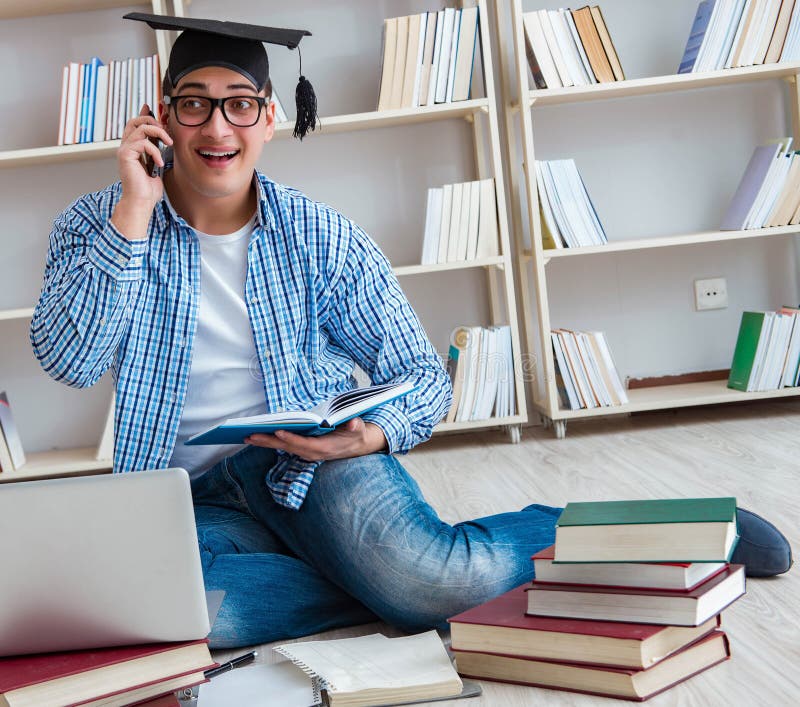Estudiante joven estudiando libros imágenes de archivo libres de regalías