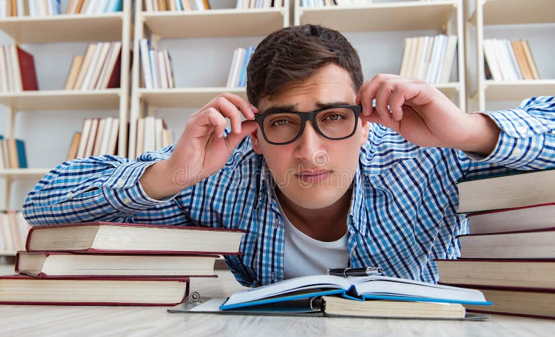 Estudiante joven estudiando libros foto de archivo libre de regalías